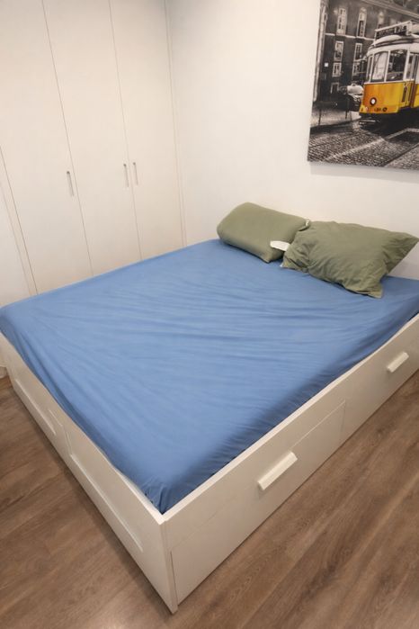 Cama casal com colchao e arrumação