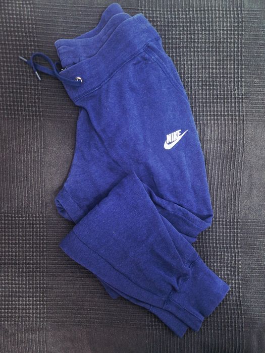 Caixa com roupa variada