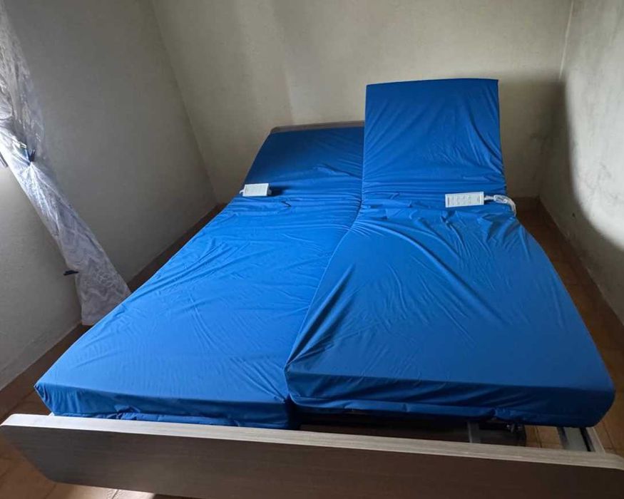Cama de casal articulada com colchões viscoelásticos da marca Winncare - RESERVADA