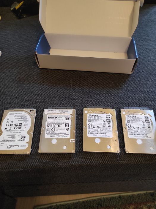 Discos HDD 2,5" para portáteis ou discos externos.