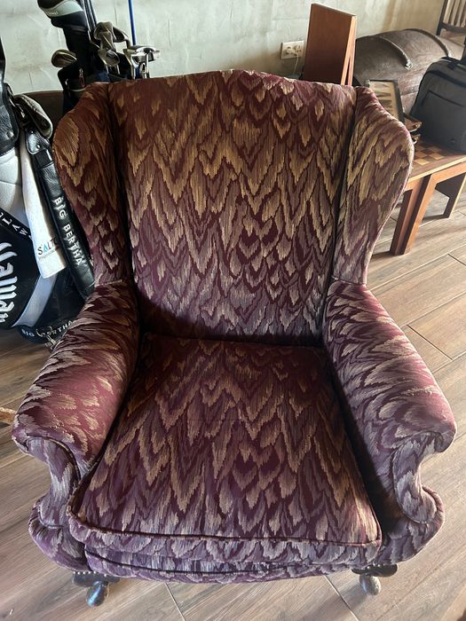 Par de Poltronas Wingback Clássicas – Estrutura em Madeira – Oportunidade