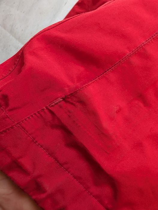 Czerwona kurtka wiatrówka Marmot gore tex hardshell trekking