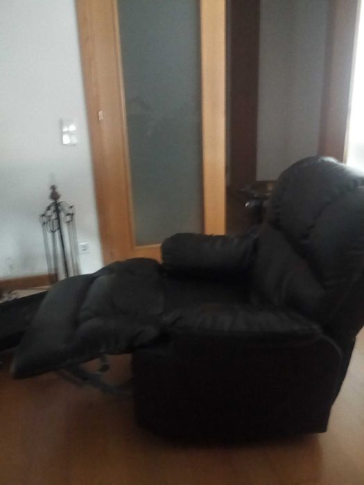 Cadeirão reclinável, com massagens.