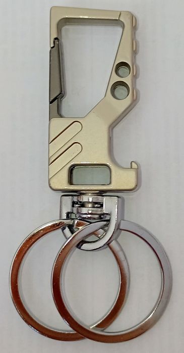 Brelok do kluczy z otwieraczem do butelek.