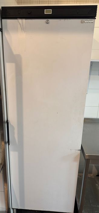 Продам б/у морозильный шкаф 300 л (UGUR)