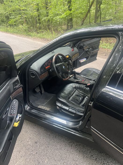 BMW E39 black sedan
