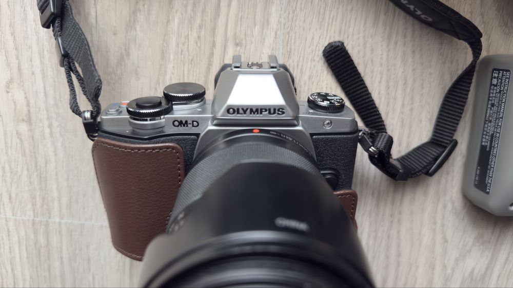 Olympus OM-D E-M10 e Lente 14-150mm