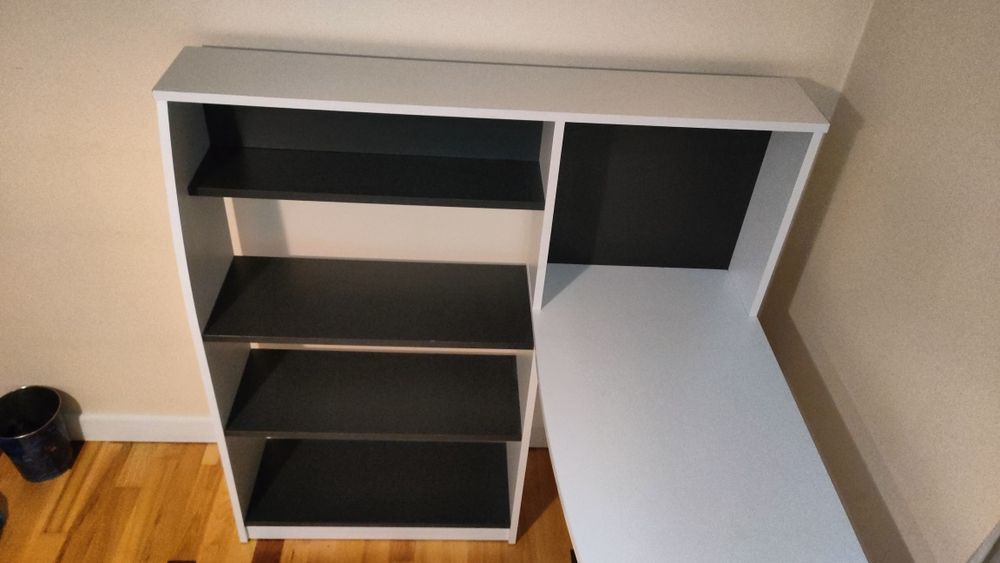 Biurko narożne z regałem