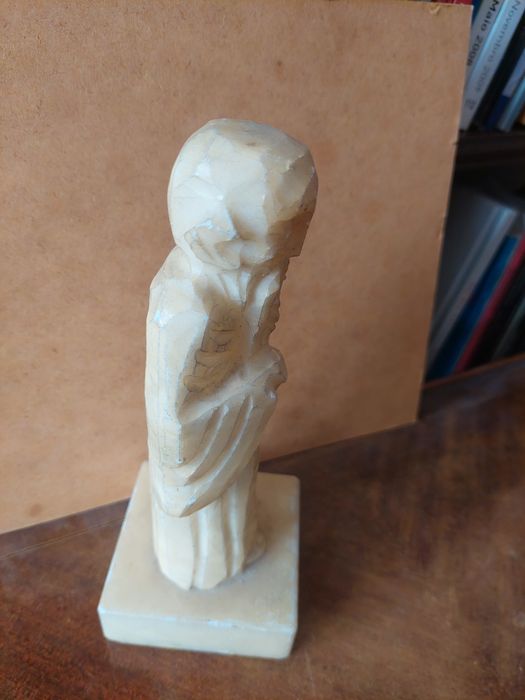 Escultura antiga em pedra