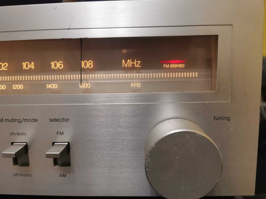 Zabytkowy tuner radiowy Technics ST-Z1, srebrny.