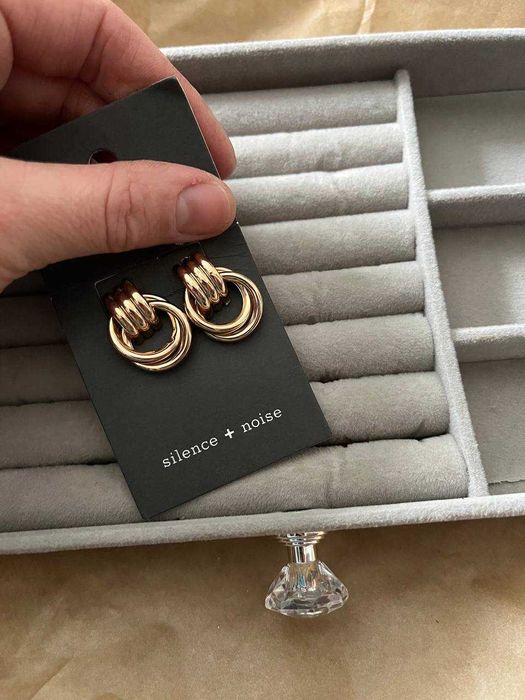 стильні сережки від urban outfitters