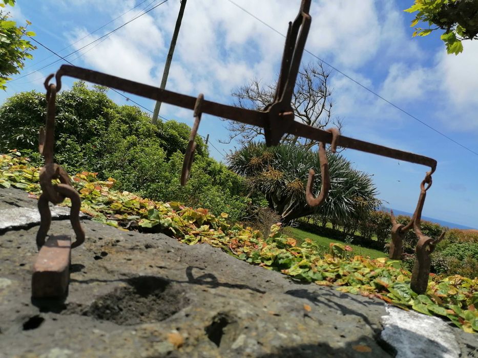 Balança de ferro antiga/Pés em ferro, antigos, de lareira