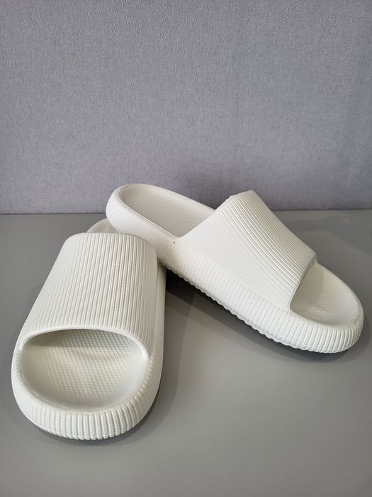 Шльопки для душа білого кольору
