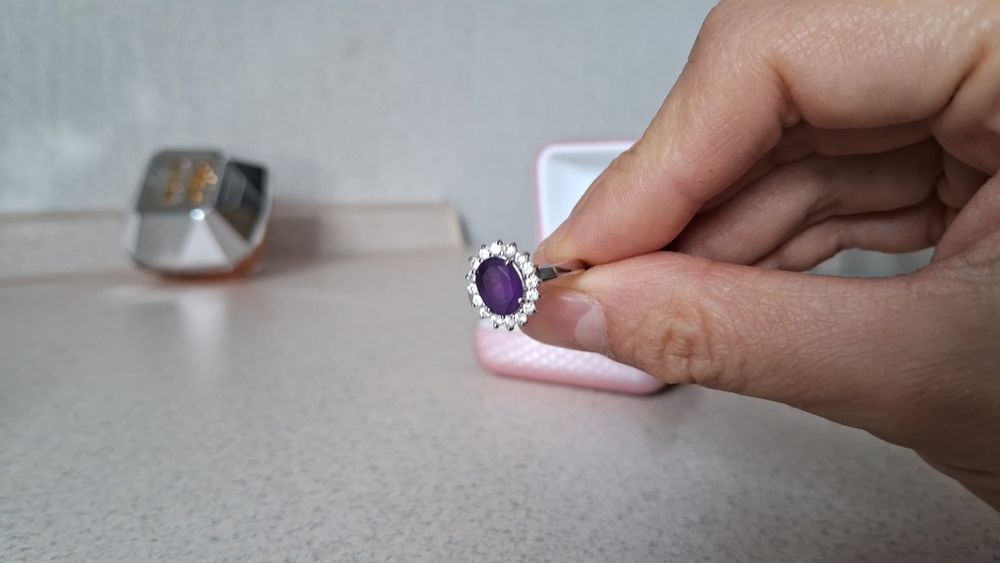 Каблучка 14,5 зі срібла 925 проби з аметистом та фіанітами

Детальніше