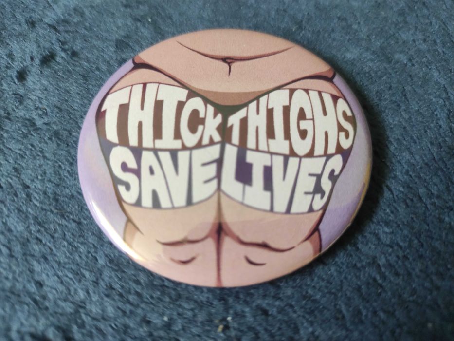 Przypinka Thick thighs save lives 58mm