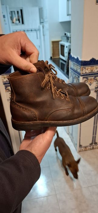 Bota castanha em pele 35,todas cozindas,sola tipo pneu.