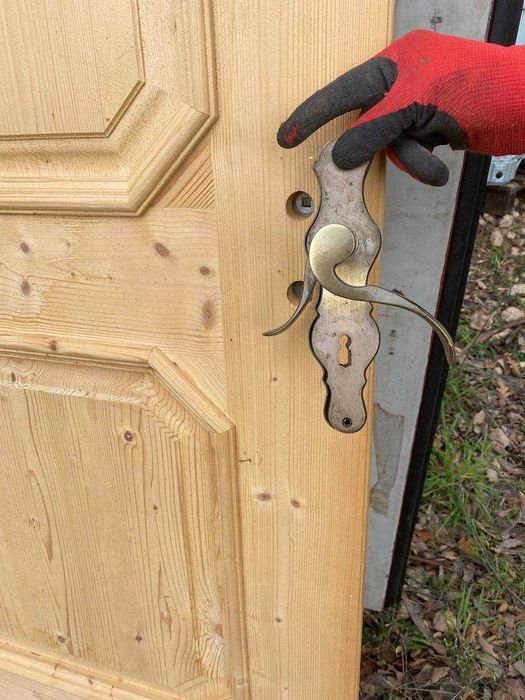 Portas feitas à mão em madeira maciça de abeto da Alemanha.