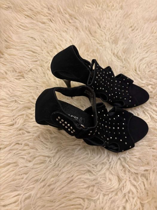 Czarne błyszczące szpilki