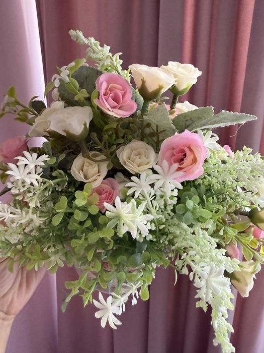 Mini różyczki w konewce, kompozycja kwiatowa