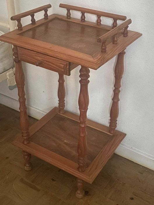 Mesa de apoio de sala ou quarto