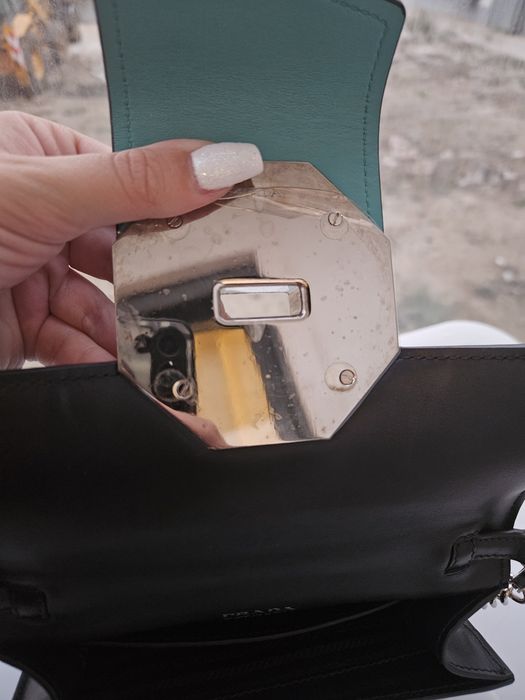 Bolsa prada preta e turquesa