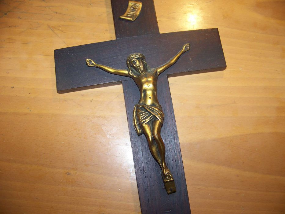 crucifixo de parede em bronze