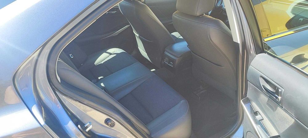 LEXUS IS300H executivo