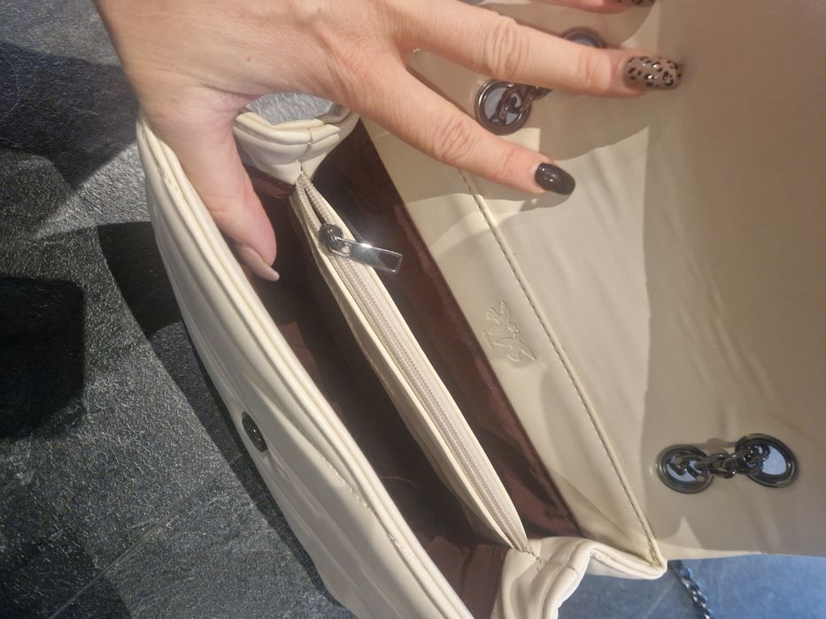 kremowa torebka pinko