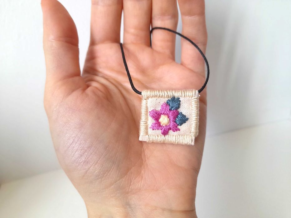 Pulseira bordada à mão, talismã floral com flor fúcsia e azul-petróleo