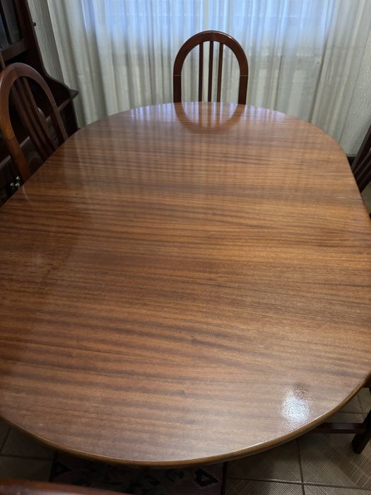 Mesa e cadeiras para 6 pessoas