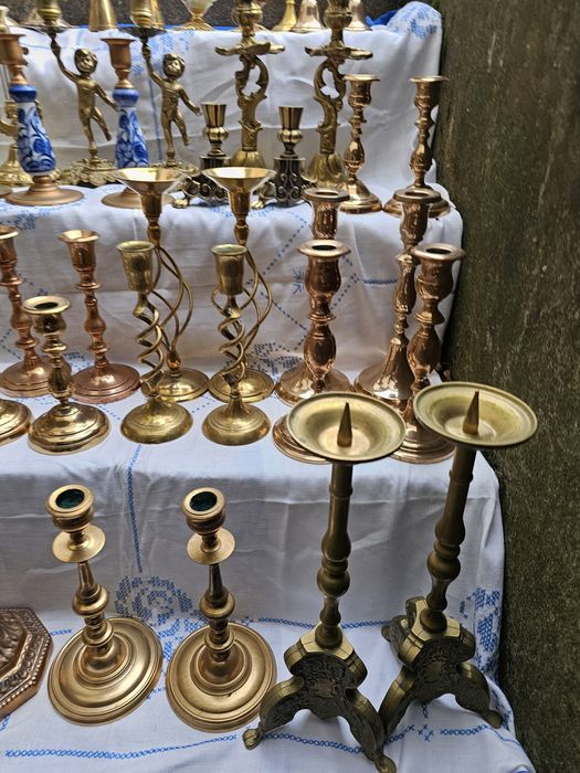 Бронзові підсвічники.