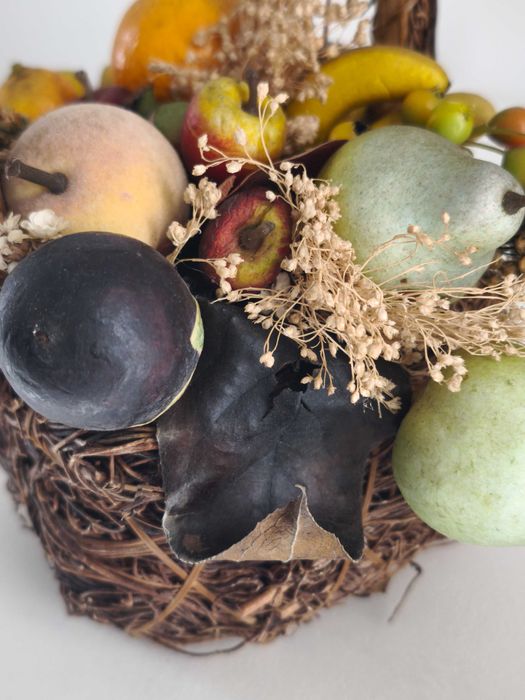 Cesto de flores secas e frutos artificiais