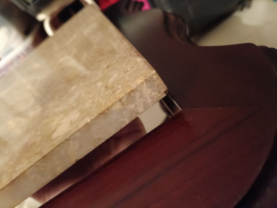 Mesa de centro da sala castanha com tampo de mármore