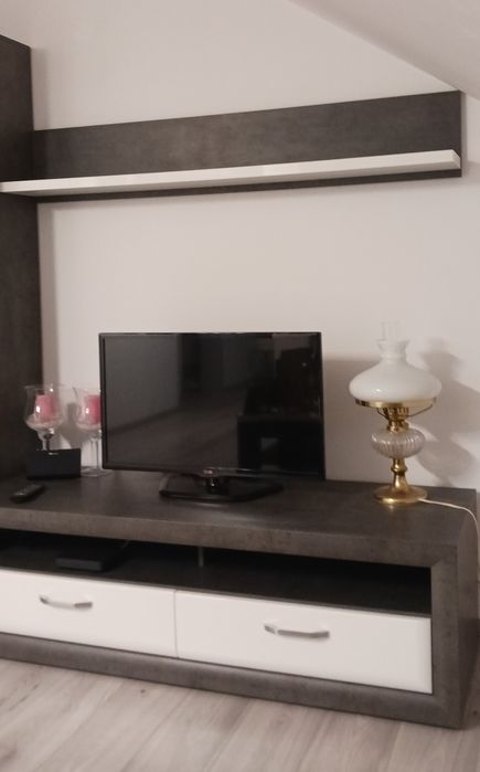 Komplet szafek ze stolikiem