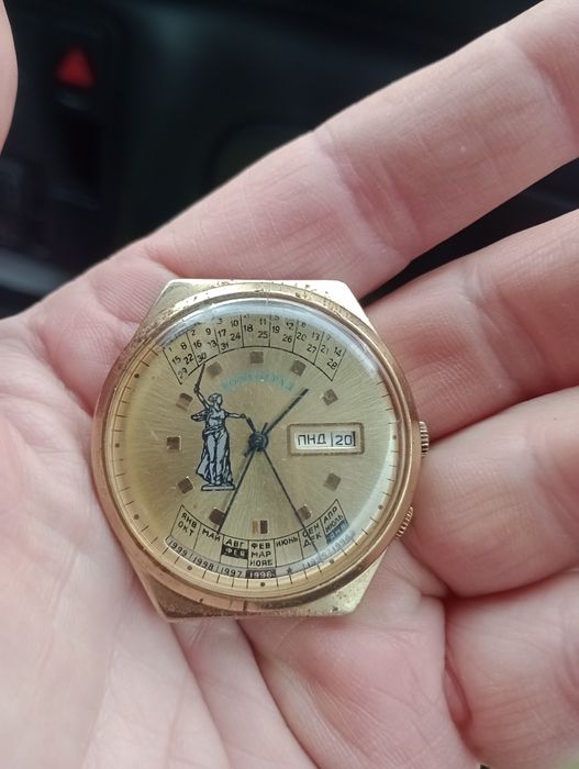 Годинник Ракета коледж.