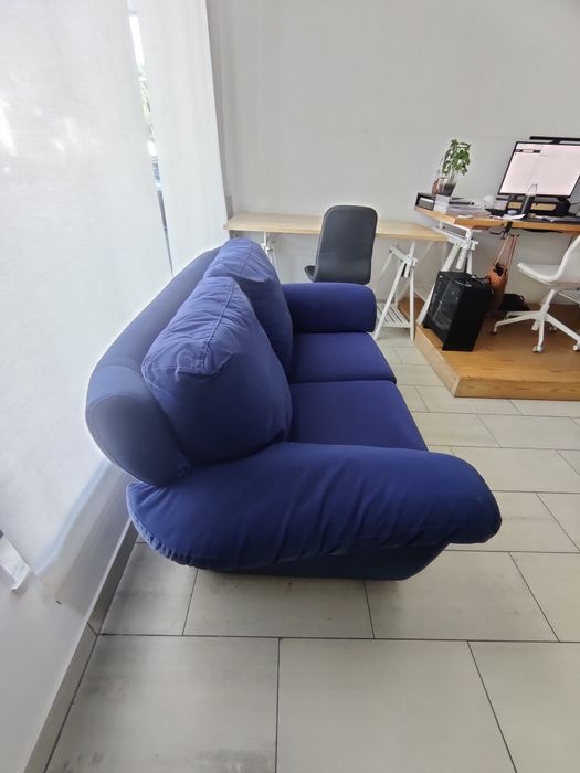 Sofá cama azul de veludo