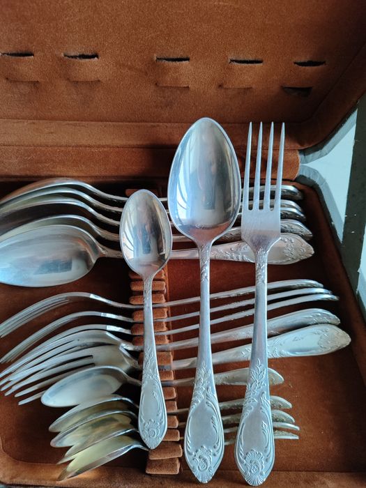 Цукорниця,чашки, столові прибори,вази