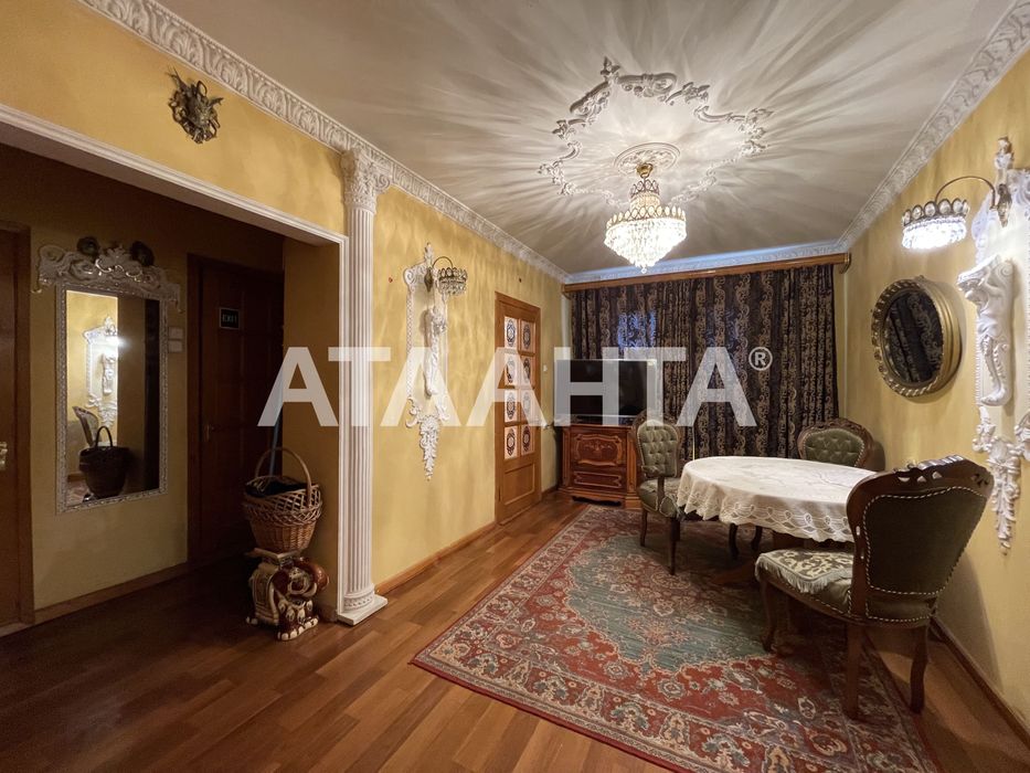 Трехкомнатная квартира с большой кухней студией