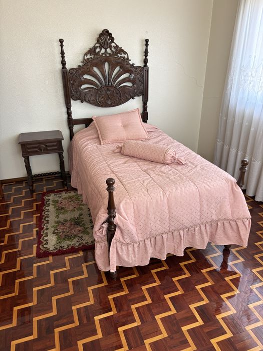 Cama em madeira maciça trabalhada, estilo retro/vintage, com mesa de cabeceira incluída