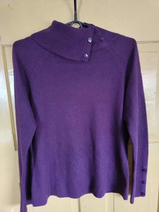 Sprzedam golf z ozdobnymi guzikami.