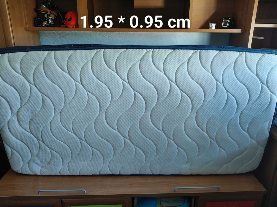 Estúdio completo, ideal para quem procura conforto, praticidade e excelente aproveitamento de espaço. Colchão em excelente estado, Cama com rodas.