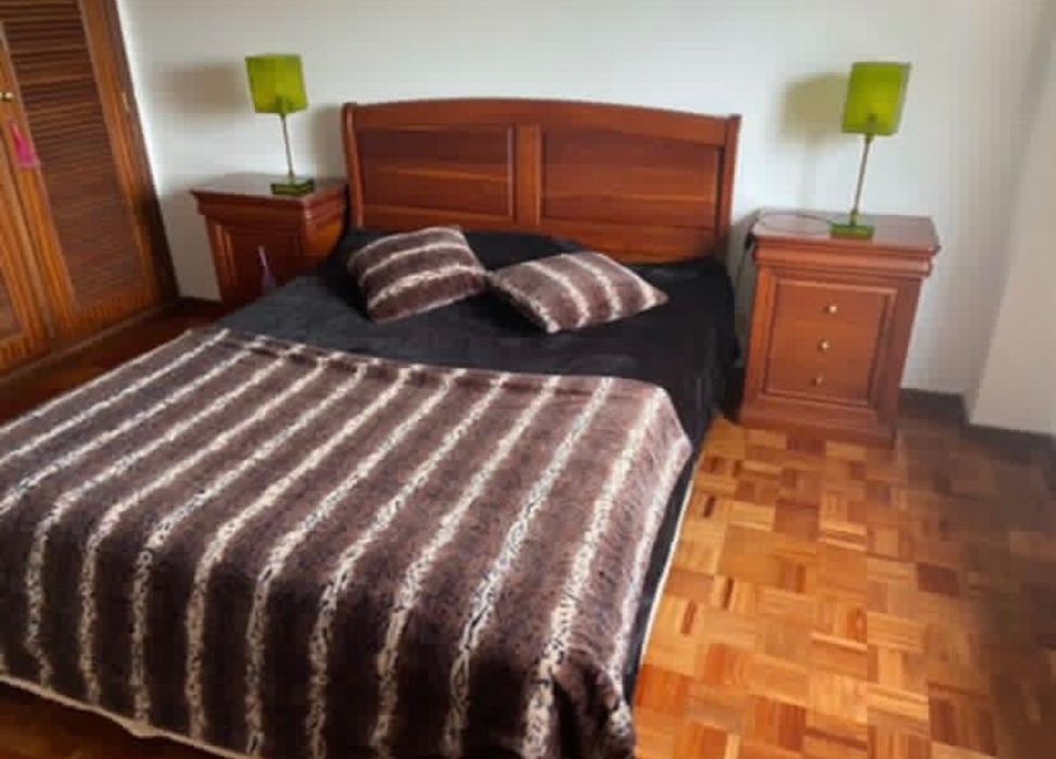 Cama com colchão e mesas de cabeceira