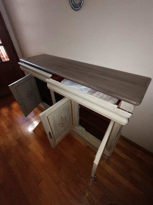 Móvel aparador pintado à mão