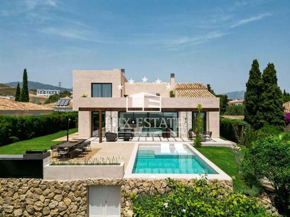 Дизайнерська вілла видом на море та сучасною елегантністю Marbella