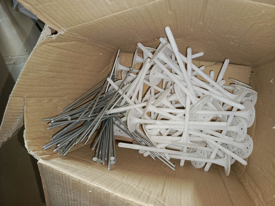 Kołki/ dyble do mocowania styropianuu