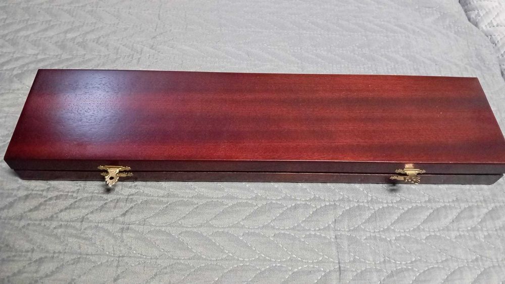 Coleção de sete moedas em pratas, com caixa em madeira