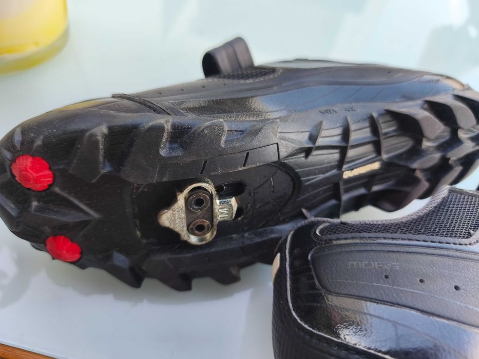 Calçado para ciclismo com cleats