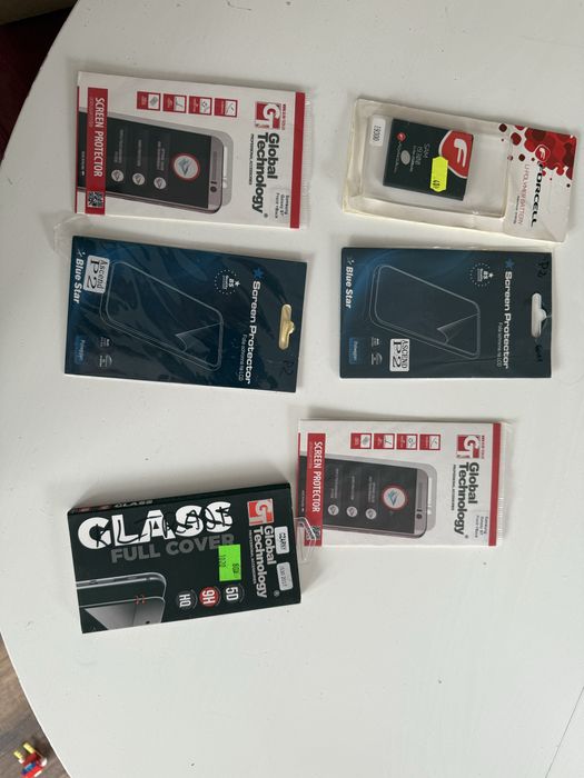 Stary zestaw etui, pokrowców, foli do telefonów okazja