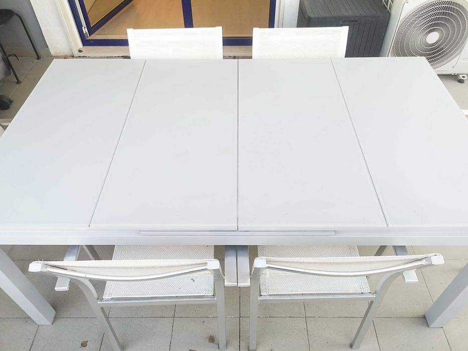 Conjunto de Mesa de Alumínio e Vidro da NATERIAL + 6 Cadeiras