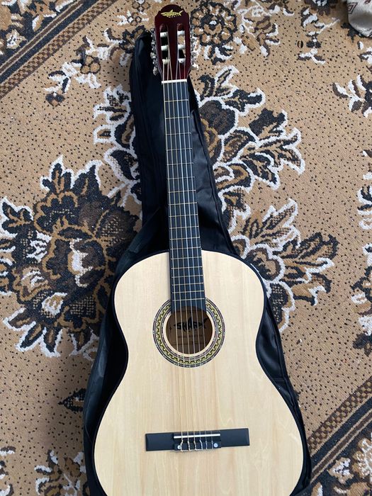 продам гітару класичну нову